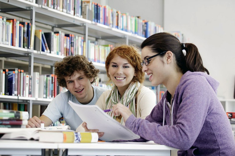 Наибольшее число студентов обучается в Карловом университете в Праге