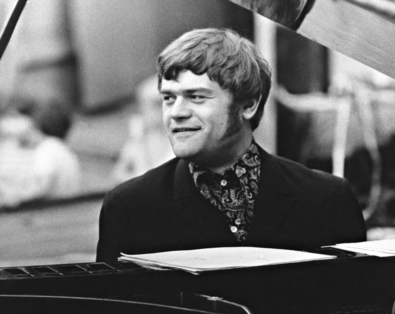 Karel Svoboda — чешский композитор — именно он написал знаменитую песню к мульфильму «Приключения пчелки Майи». Его фамилия — одна из самых распространённых в Чехии. Karel Svoboda — чешский композитор — именно он написал знаменитую песню к мульфильму «Приключения пчелки Майи». Его фамилия — одна из самых распространённых в Чехии.