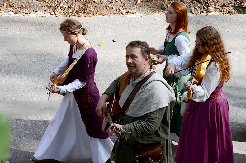 Винобрани в Карлштейне погружает гостей в средневековье с его музыкой, персонажами, забавами
