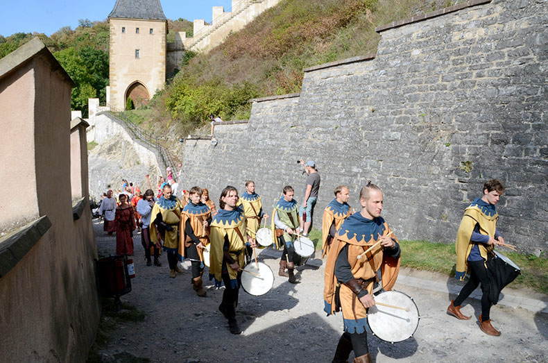 Винобрани в Карлштейне погружает гостей в средневековье с его музыкой, персонажами, забавами