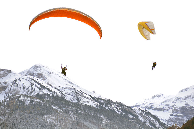 В окрестностях Интерлакена можно полетать на дельтаплане, параплане, совершить прыжок с парашютом