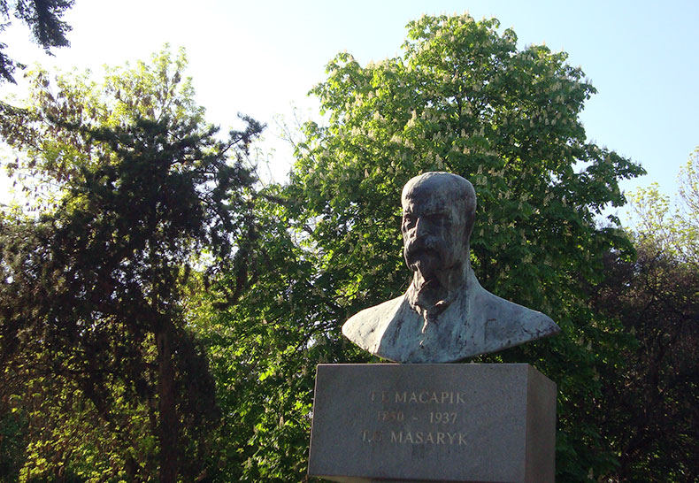 Памятник Т.Г. Масарику - первому президенту Чехословакии в Ужгороде
