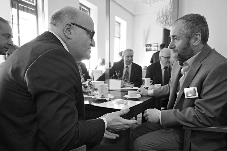 Министр культуры Чехии Даниэл Герман беседует с Ярославом Горбаневским