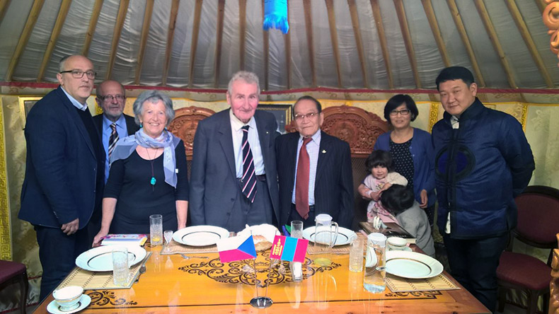 Na slavnostním obědě u mongolského velvyslance