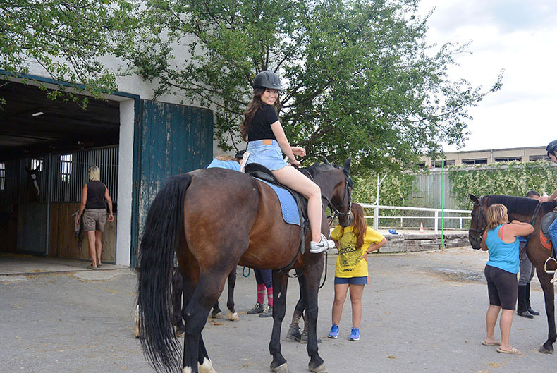 Катание на лошадях и пони на конноспортивной ферме под Прагой