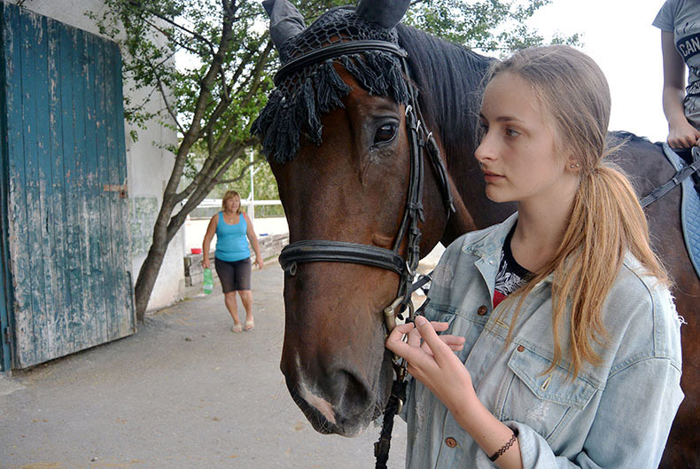 Катание на лошадях и пони на конноспортивной ферме под Прагой